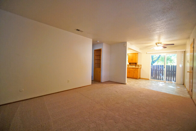 Building Photo - Charming 2-bedroom 1-bathroom in Carmichael!