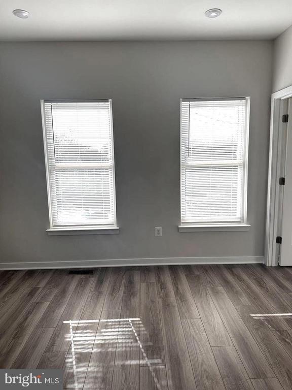 Building Photo - 946 Hts Aly SE