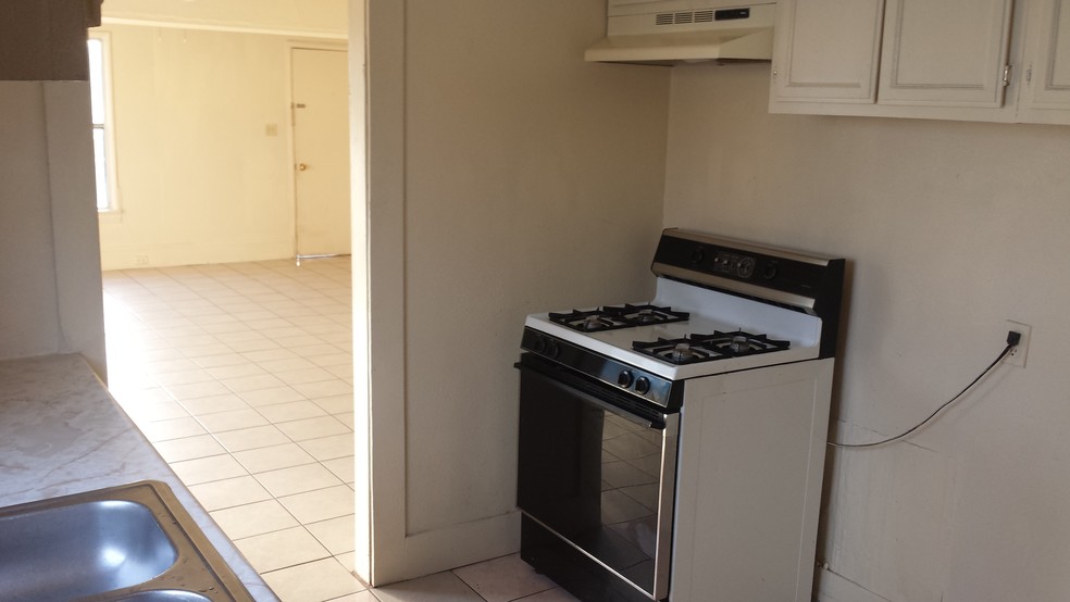 Kitchen Stove - 1304 Junipero Ave