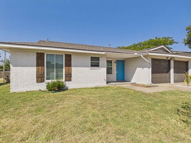 Building Photo - 324 NW Compass Dr