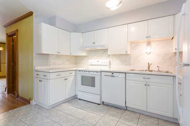 Building Photo - 1301 N Northwest Hwy