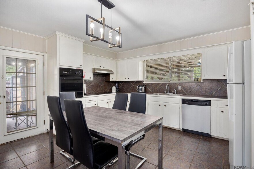 Building Photo - 7944 Santa Barbara Dr