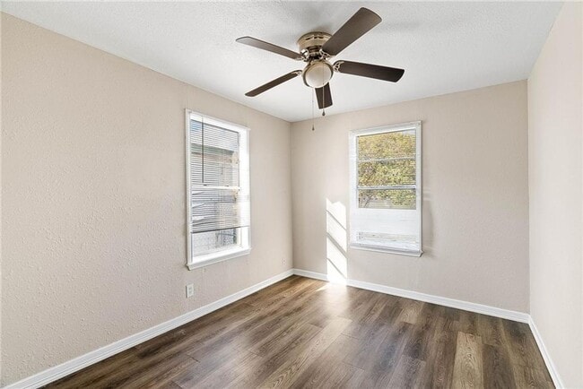 Building Photo - TWO BEDROOM ONE BATH UP FRONT WITH BACK APARTMENT