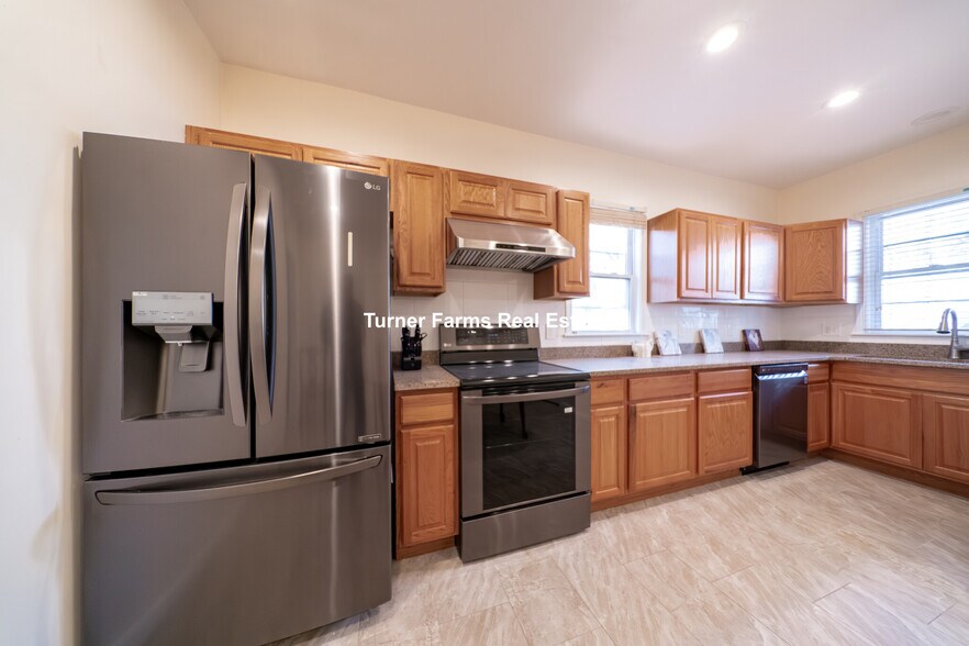 Building Photo - 124 Forest St