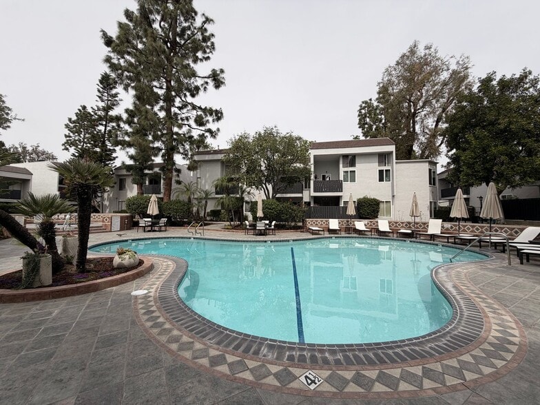 Building Photo - Cat-Friendly Condo with Private Cat Patio Enclosure + Resort-Style Amenities in Tarzana!