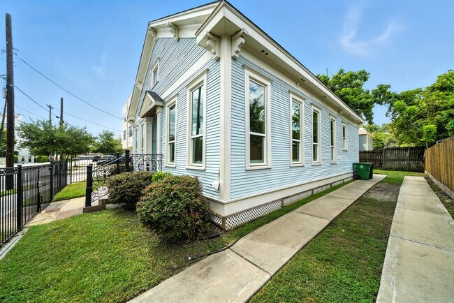 Building Photo - 1616 Alamo St
