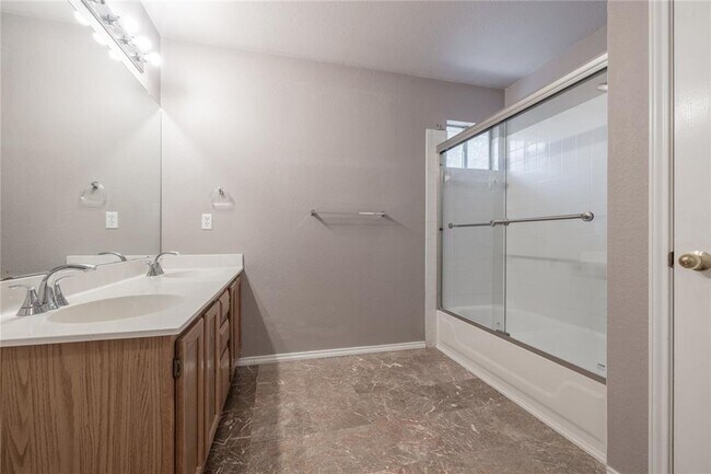 Building Photo - No Carpet! Tons of Space! Beautiful backyard with large covered patio!