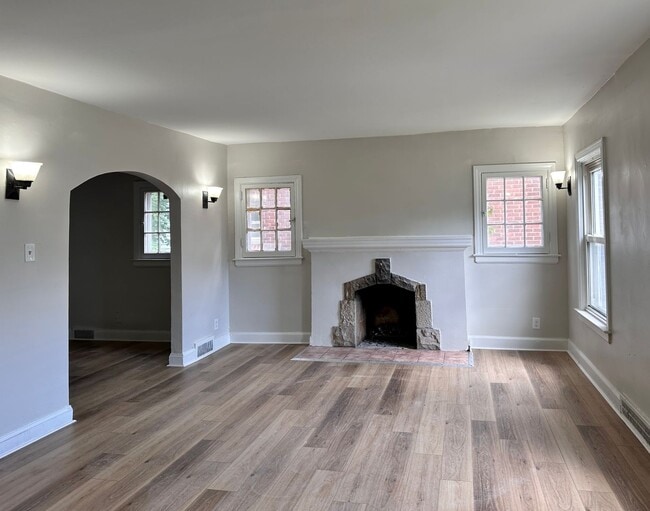 Building Photo - LARGE WESTSIDE FULLY REHABBED HOME -  3 be...