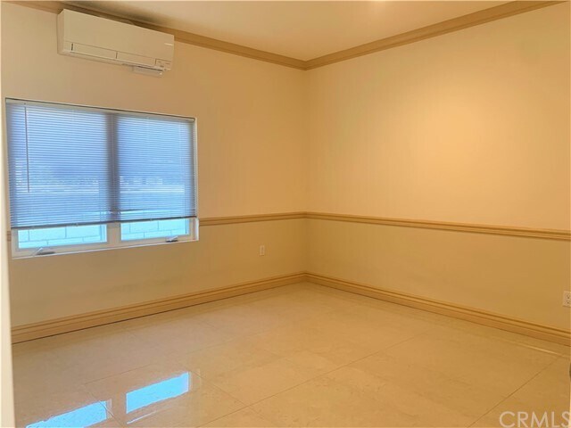 Building Photo - 1005 E Broadway