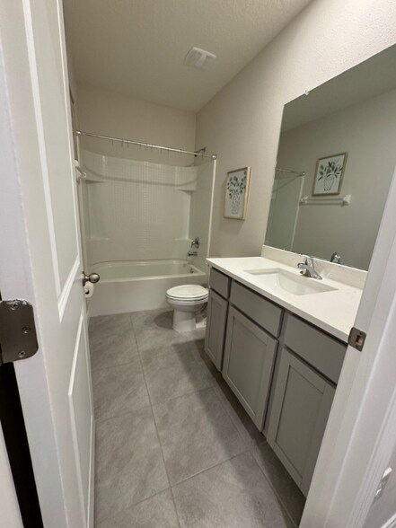 Building Photo - 33102 Major Oak Dr