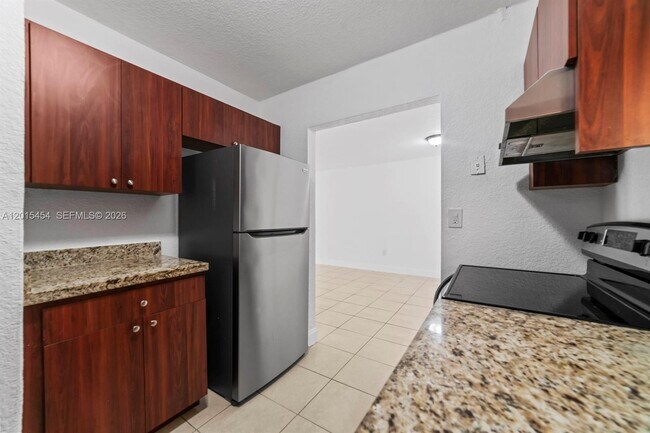 Building Photo - 525 W 69th St