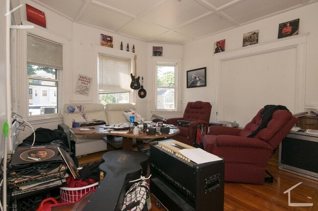 Building Photo - Charming 5 Bedroom-