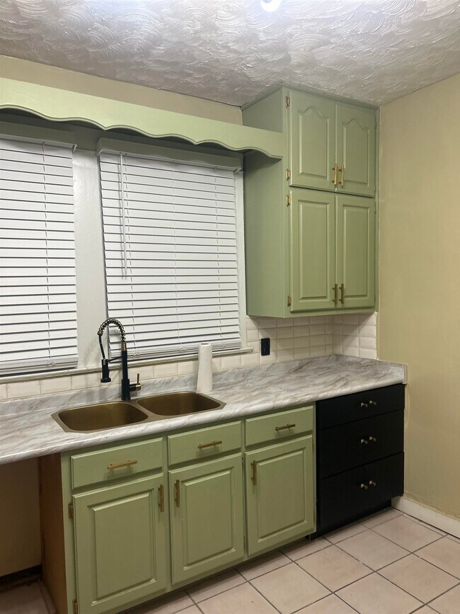 Building Photo - 1804 Foster Ave