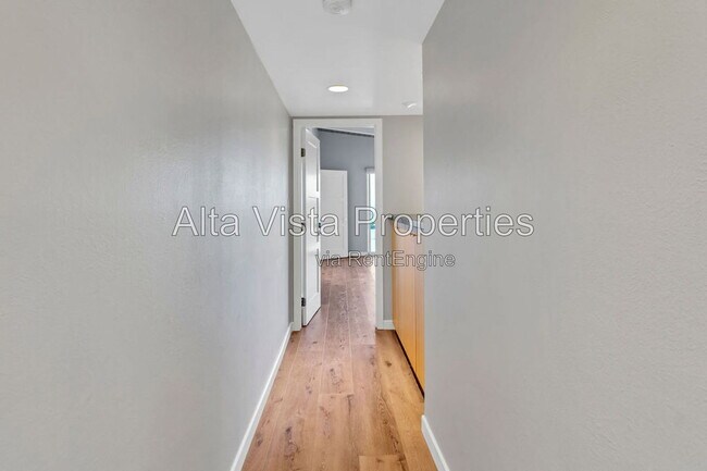 Building Photo - 2569 Loring St