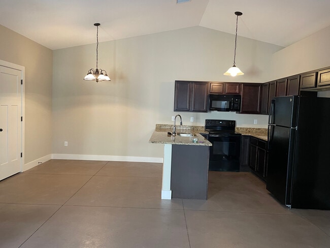 Building Photo - 4833 N Hillside Ct