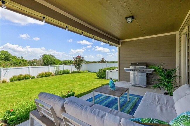 Building Photo - Spacious & Beautiful 3/BR 2/BA Home with E...