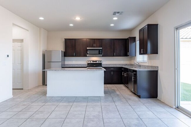 Building Photo - Discover the perfect blend of comfort and ...