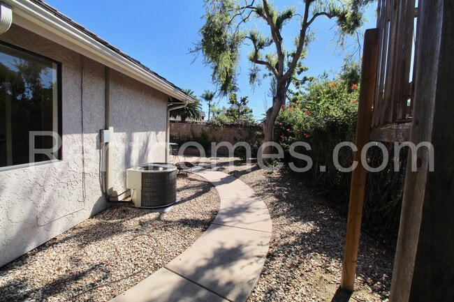 Building Photo - 2822 Mesa Dr