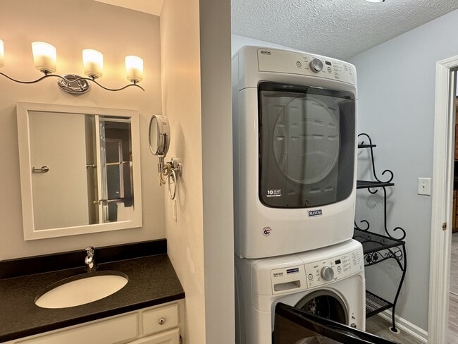 Building Photo - 101 Pinewood Dr