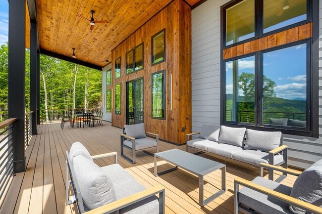 Building Photo - 162 Pond Rd