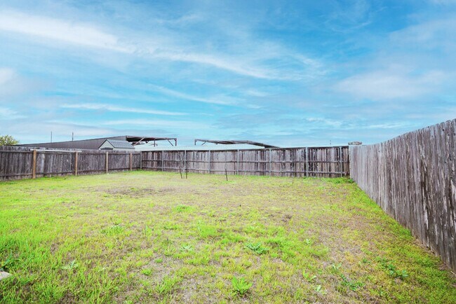 Building Photo - Beautiful 4/BR 2.5/BA Home with Incredible...