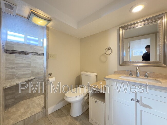 Building Photo - 1878 E Stratford Ave