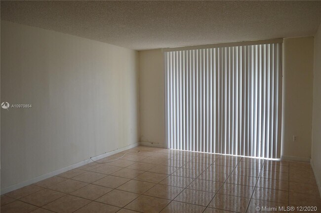 Building Photo - 9320 Fontainebleau Blvd