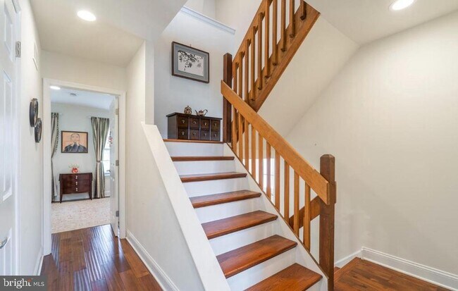 Building Photo - 2074 Yorktown S