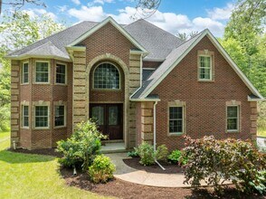 Building Photo - 4 Bedroom House For Rent