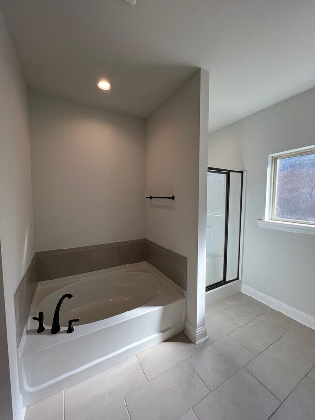 Building Photo - 9922 Stratford Dr