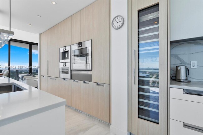 Building Photo - 15701 Collins Ave