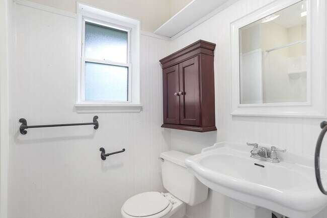 Building Photo - Adorable 3/2 on large corner lot