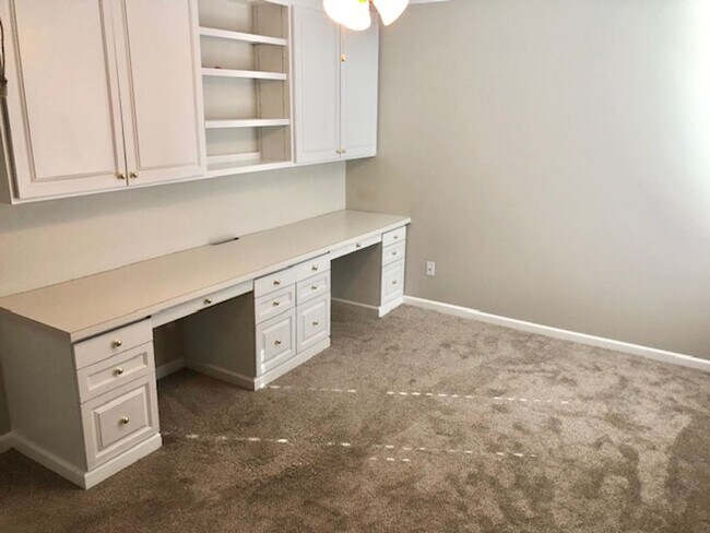 Building Photo - 4 bed, 2.5 Bath Home w/ 2 Car Garage in Franklin Green