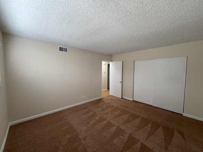 Building Photo - "Chic & Spacious 2-Bed Oasis in Prime Las ...