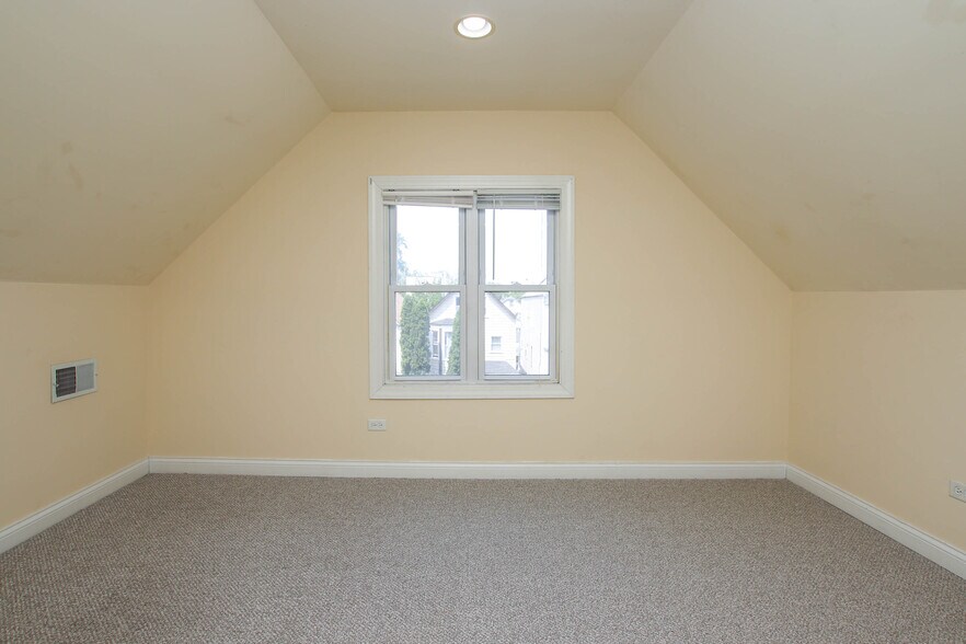 Building Photo - 2707 N Ridgeway Ave