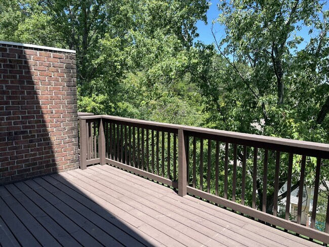 Building Photo - 1622 Brentwood Pointe