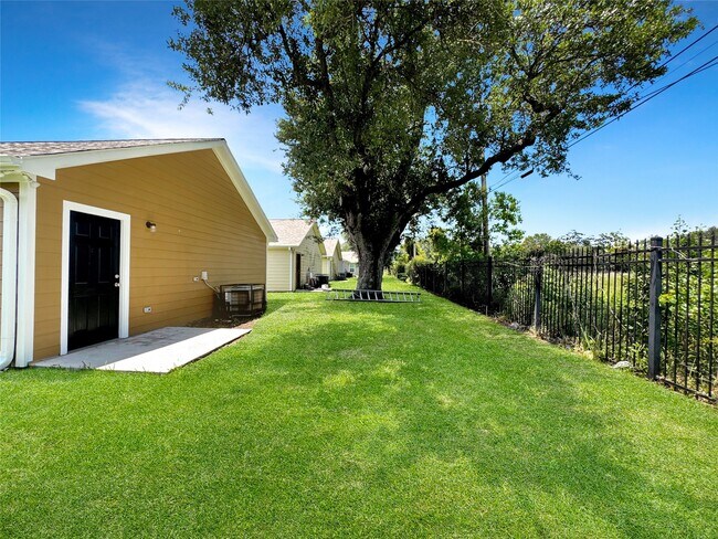 Building Photo - 7426 Blue Jay Dr