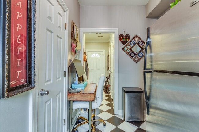 Building Photo - 1986 Eastend Dr