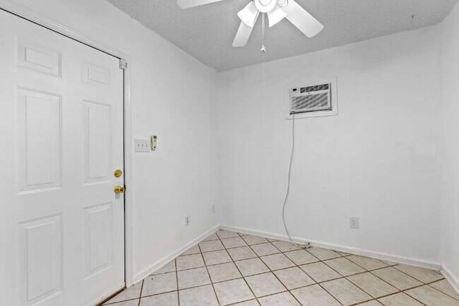 Building Photo - 314 Pebble Ln