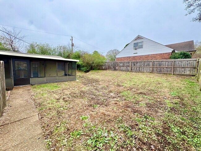 Building Photo - 2664 Richwood St