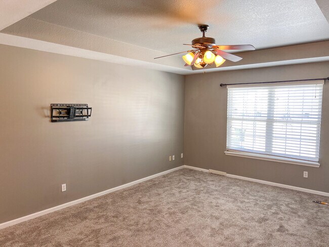 Building Photo - 1234 Evergreen Cir