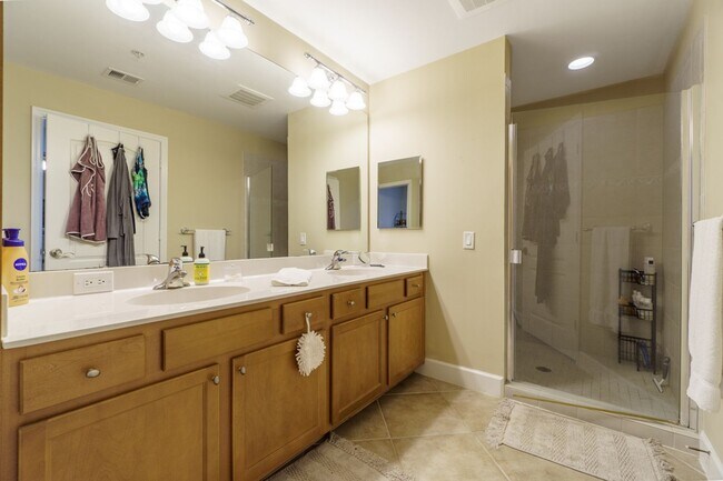 Building Photo - 3 BEDROOM TO 2 BATH SPACIOUS CONDO