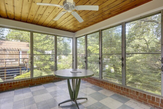 Building Photo - One Level Living -- 5bed / 3bath - Chevy Chase