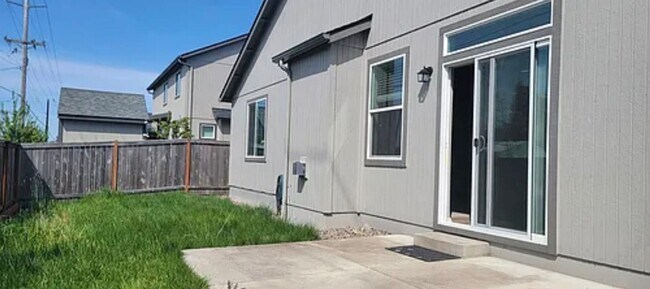 Building Photo - 544 SE Casting St