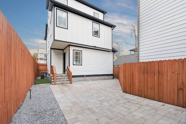 Building Photo - Spacious 4-Bed Gem in Nashville: 2360 sq f...