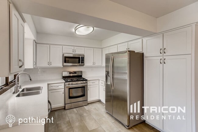 Building Photo - 2479 Lakeside Dr