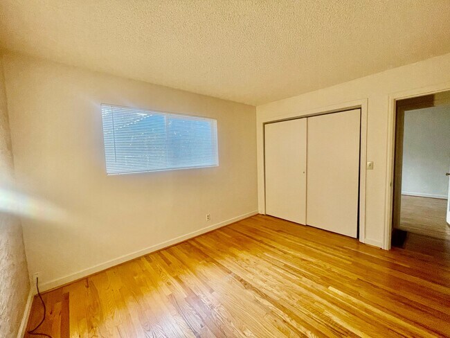 Building Photo - 3245 31st Ave W