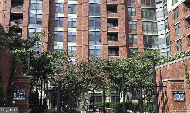 Building Photo - 1021 N Garfield St