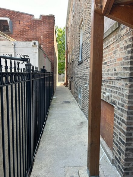Building Photo - 2035 N Kildare Ave
