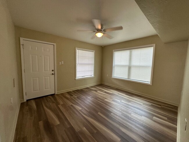 Building Photo - Welcome to this charming 2-bedroom, 1-bath...